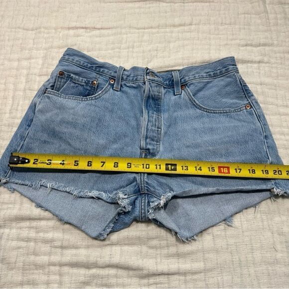 Levis 501 Womens Denim Shorts Light Blue Button Fly Cut Off Size 31 - Picture 6 of 11
